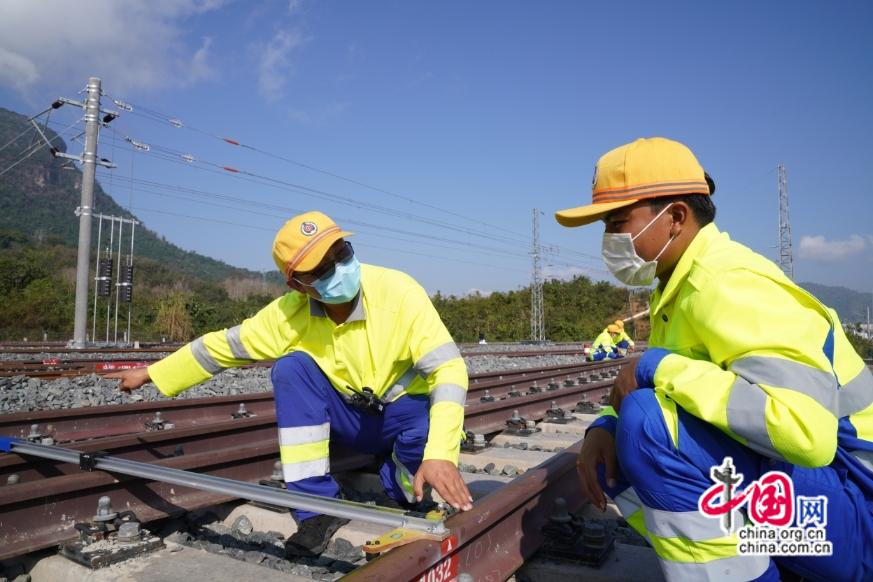 一条路连起两个国带动一片繁荣——写在中老铁路国际旅客列车开行之际